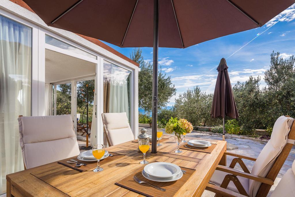 Holiday Home Zlatni San - Private Heated Pool Bol Room photo