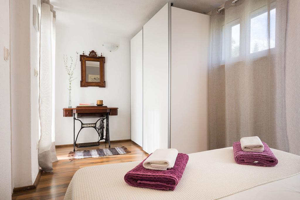 Holiday Home Zlatni San - Private Heated Pool Bol Room photo